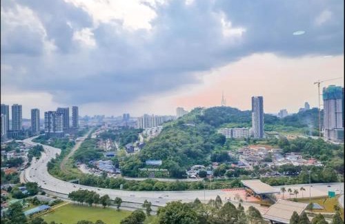 Kuala Lumpur Apartment | Comfortable 3BR Stay for Families Near MidValley Pavilion