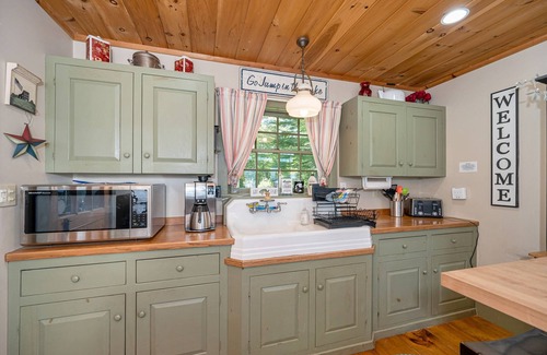 South Effingham House | Relax in a 3BR Retreat with Mountain & Lakefront Views