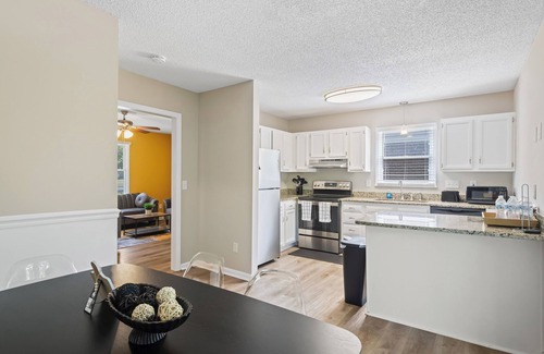 Toddville Road House | Cozy 3BR Gem with Home Theater near Uptown & Airport