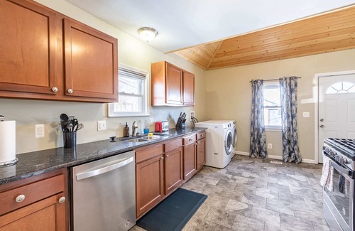 Hazel Park House | Inviting 3BR Home near Royal Oak & Detroit - Ideal for Families