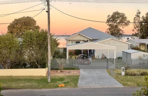 Chittaway Bay House | Inviting 3BR House Steps from the Lake - Family Friendly