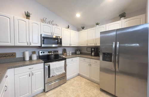 Florida Ridge House | Inviting 3Br House with BBQ Grill Near Beach & River
