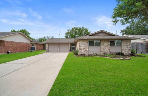 La Porte Apartment | Cozy 3BR Near Sylvan Beach BBQ & Covered Patio