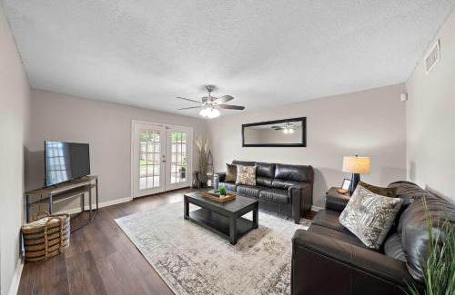 La Porte Apartment | Cozy 3BR Near Sylvan Beach BBQ & Covered Patio