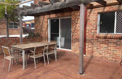 Liverpool House | Welcoming 3BR Townhouse in Liverpool CBD with Parking