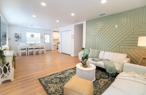 East Tampa House | Stylish Home Near Ybor with Pet and Child-Friendly Amenities