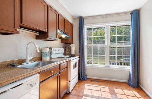 Montgomery Village House | Inviting 4 Bedroom Retreat with Kitchen & Breakfast Included