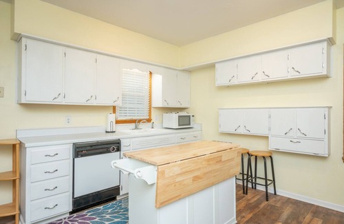 Waveland Park House | Pet-Friendly 4 Bedroom Home Near Drake University