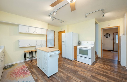 Waveland Park House | Pet-Friendly 4 Bedroom Home Near Drake University