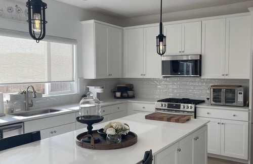 Raisin House | Charming 4-Bedroom Retreat in Central Madera Ranchos