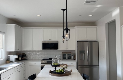 Raisin House | Charming 4-Bedroom Retreat in Central Madera Ranchos