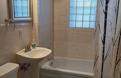 Omaha House | Charming 4-Bedroom Home with WiFi & Breakfast in Omaha