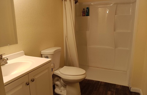Omaha House | Charming 4-Bedroom Home with WiFi & Breakfast in Omaha