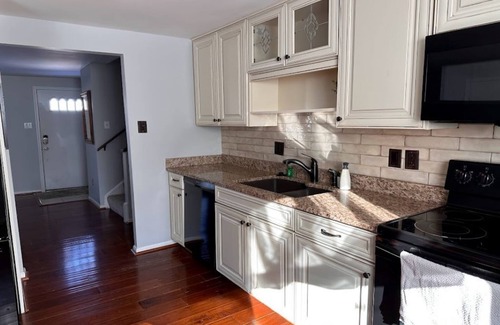 Herndon House | Charming 4B/3B Family Home Minutes from DC & Dulles