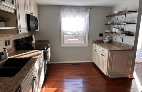 Herndon House | Charming 4B/3B Family Home Minutes from DC & Dulles