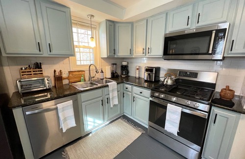 Berea House | Inviting 4-Bedroom Retreat with Free Parking & Pet Welcome!