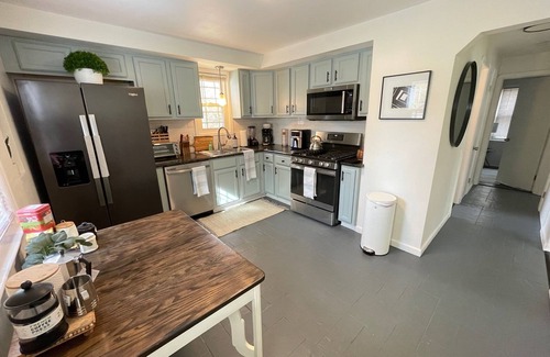 Berea House | Inviting 4-Bedroom Retreat with Free Parking & Pet Welcome!