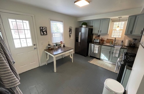 Berea House | Inviting 4-Bedroom Retreat with Free Parking & Pet Welcome!