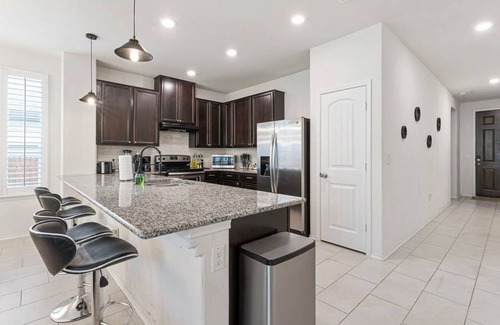 Austin House | Inviting 4BR House Near Cota DT with Fast Wifi & Breakfast