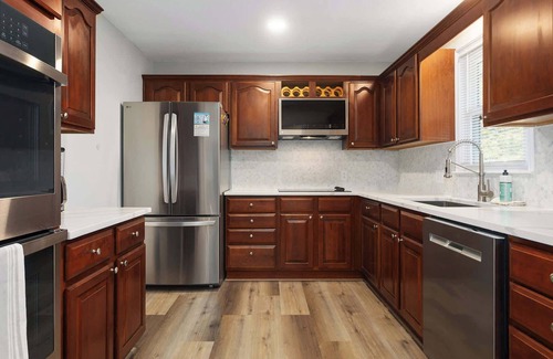 Lenexa House | Cozy 5 Bedroom Sleeps 12 Fenced Yard Foosball