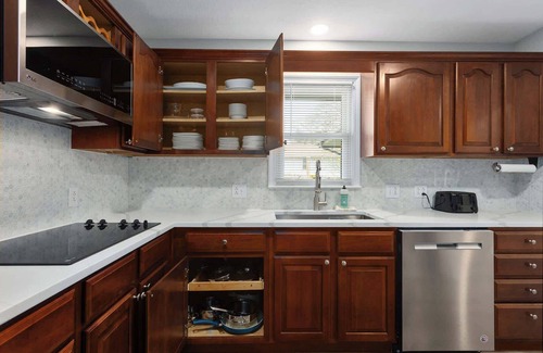 Lenexa House | Cozy 5 Bedroom Sleeps 12 Fenced Yard Foosball