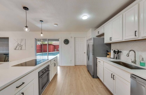 Rowlett House | Inviting 5BR Pool House with Hot Tub Near the Lake