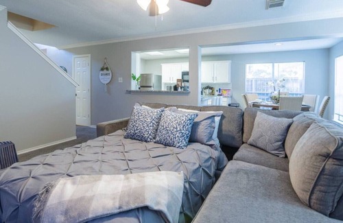 Cypress House | Cozy 5BR Retreat | Huge Yard & Relaxing Vibes