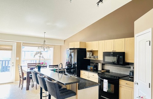 Hinton House | Inviting 6-Bedroom Home in Hinton with Breakfast Included