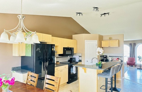 Hinton House | Inviting 6-Bedroom Home in Hinton with Breakfast Included