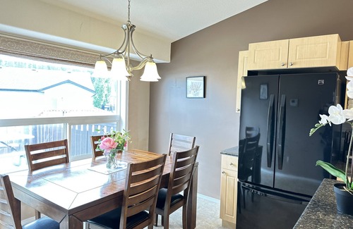 Hinton House | Inviting 6-Bedroom Home in Hinton with Breakfast Included