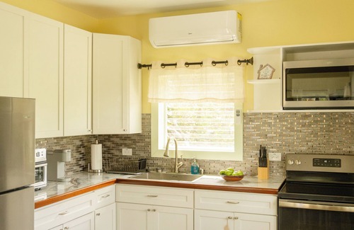 Estate Enighed Cottage | Inviting Ocean View Retreat with Spa and Breakfast Amenities