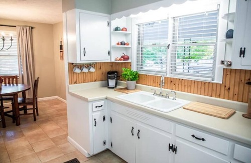 Covington House | Inviting Adams St Cottage - Steps from the Square!