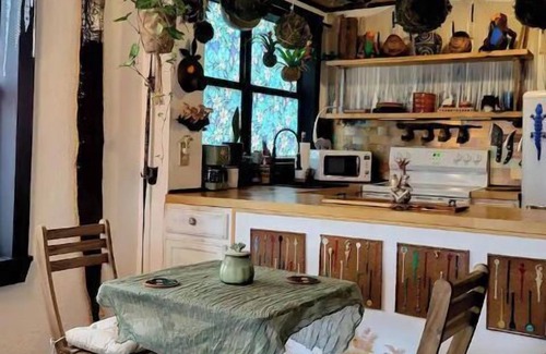 East Ybor House | Idyllic Jungle-House Hideaway with Hot Tub & Spa Amenities