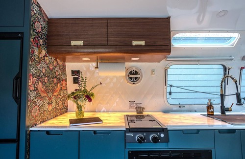 Crestwood House | Cozy Airstream FarmStay in serene Crestwood with WiFi, AC