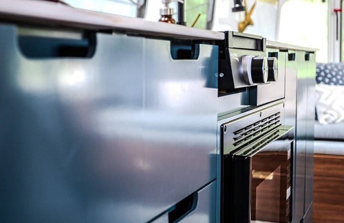 Crestwood House | Cozy Airstream FarmStay in serene Crestwood with WiFi, AC