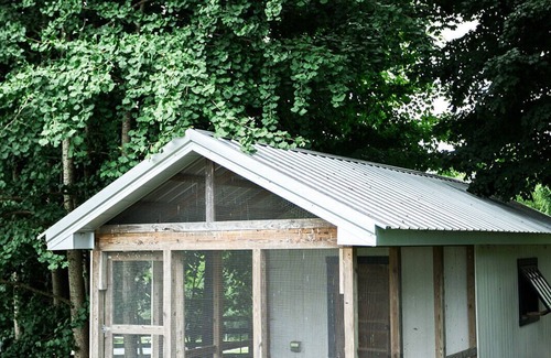 Crestwood House | Cozy Airstream FarmStay in serene Crestwood with WiFi, AC