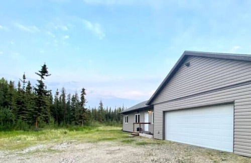 Badger House | Inviting Alaskan Retreat: 3BR Home with Aurora Views