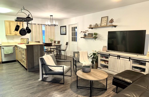 Badger House | Inviting Alaskan Retreat: 3BR Home with Aurora Views