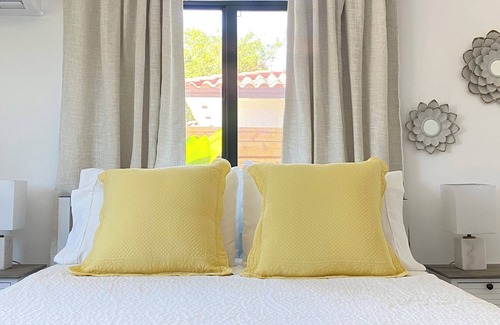 North Miami Cottage | Comfortable Ocean View Studio with Spa and Breakfast