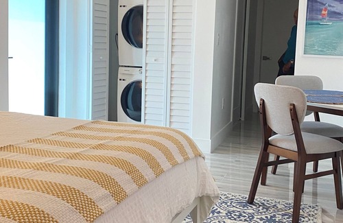 North Miami Cottage | Comfortable Ocean View Studio with Spa and Breakfast