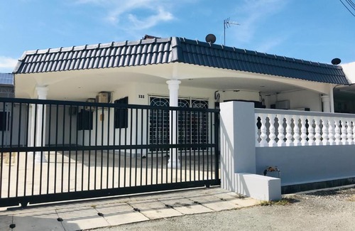Sungai Siput House | Comfortable Homestay in Sungai Siput - Pet & Child Friendly