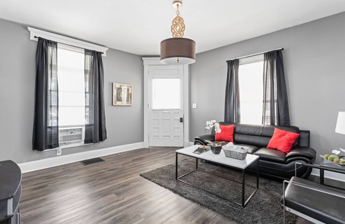 New Castle Apartment | Charming 1 Bdrm with Spa, Breakfast & Child-Friendly Amenities