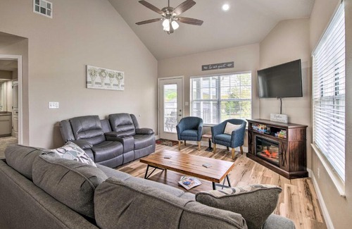 Table Rock Apartment | Inviting Branson Condo with Balcony & Pool Access, Rated 10/10