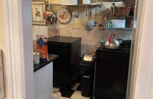 Wilmington House | Inviting Room Steps from Hospitals with Spa and Breakfast