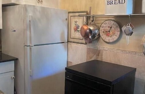 Wilmington House | Inviting Room Steps from Hospitals with Spa and Breakfast