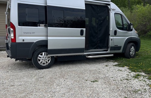 Decorah House | Inviting Camper Van Retreat - Pet Friendly & Breakfast Included