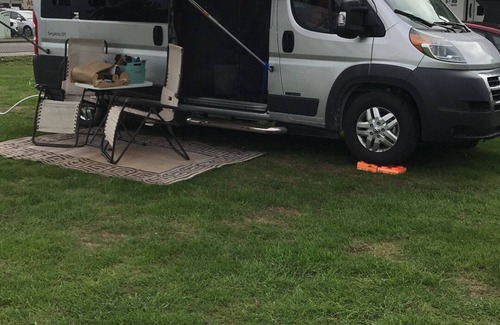 Decorah House | Inviting Camper Van Retreat - Pet Friendly & Breakfast Included
