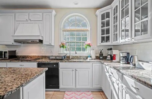 Waterford House | Inviting Waterford Getaway: Pet and Child Friendly Retreat