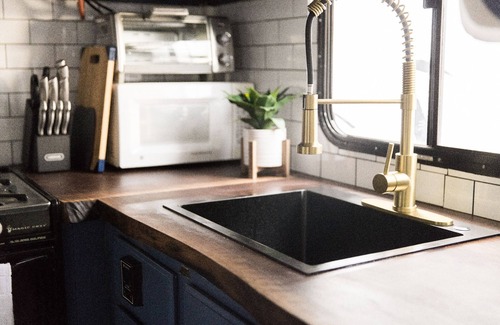 Andersonville Boat Rental | Modern Houseboat Retreat with Lake and Ocean Views