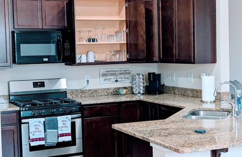 Lake Charles House | Modern Retreat in a Secluded Subdivision - Guest Rated 9.8